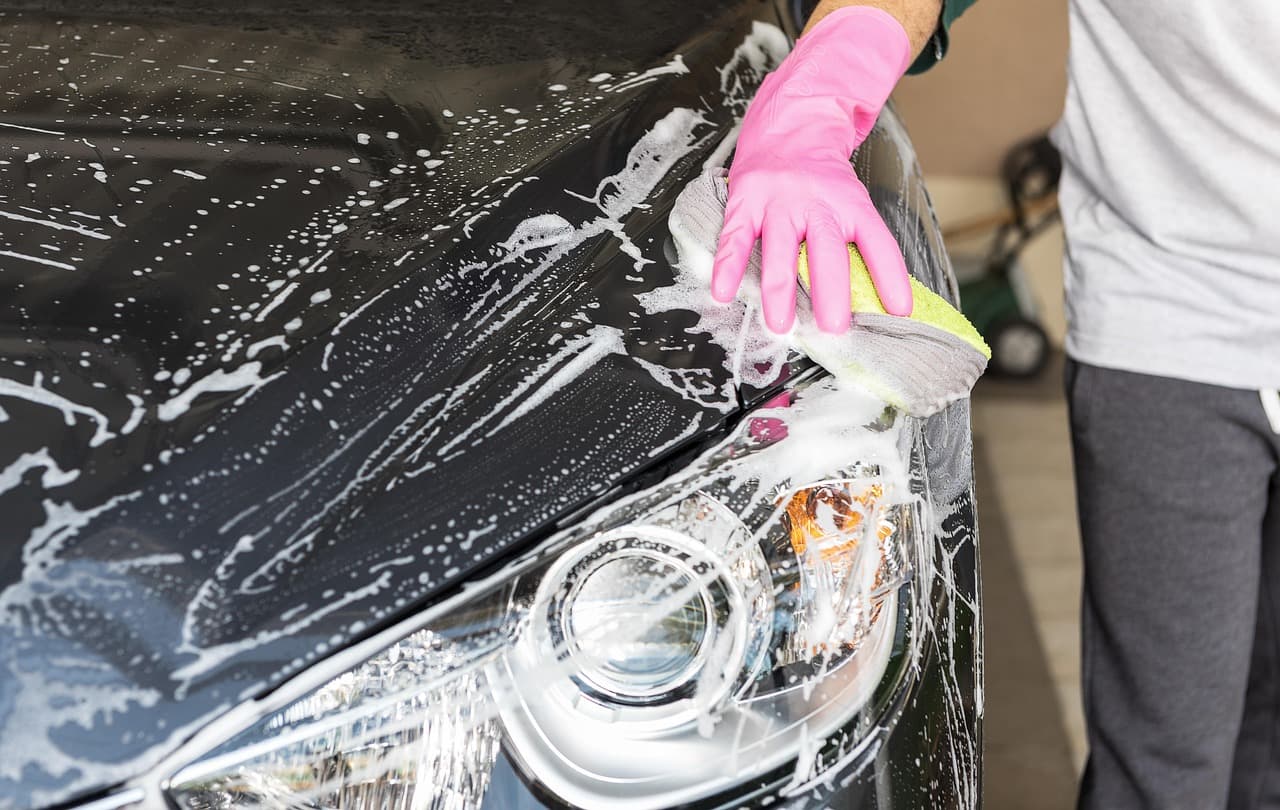 wash a car photo